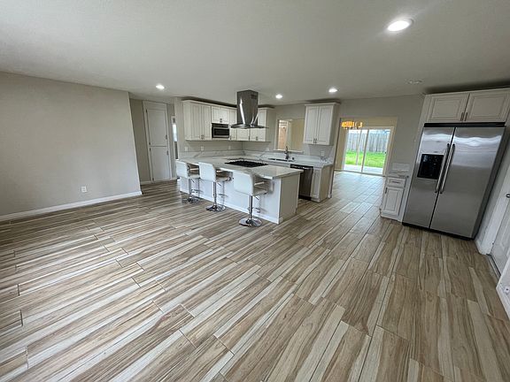 3rd image of 8871 Kelburn Ave