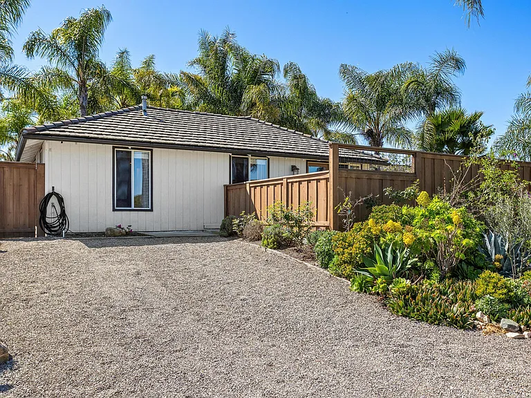 Los Cerritos Ln — Photo 33