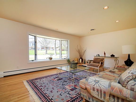 3rd image of 48 Somerset Dr