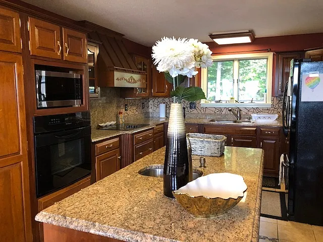 4 bed, 2.5 bath, 2272 sqft, $4,450 — Photo 4