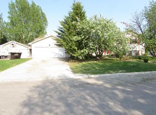 312 9th Ave NE, Roseau, MN 56751