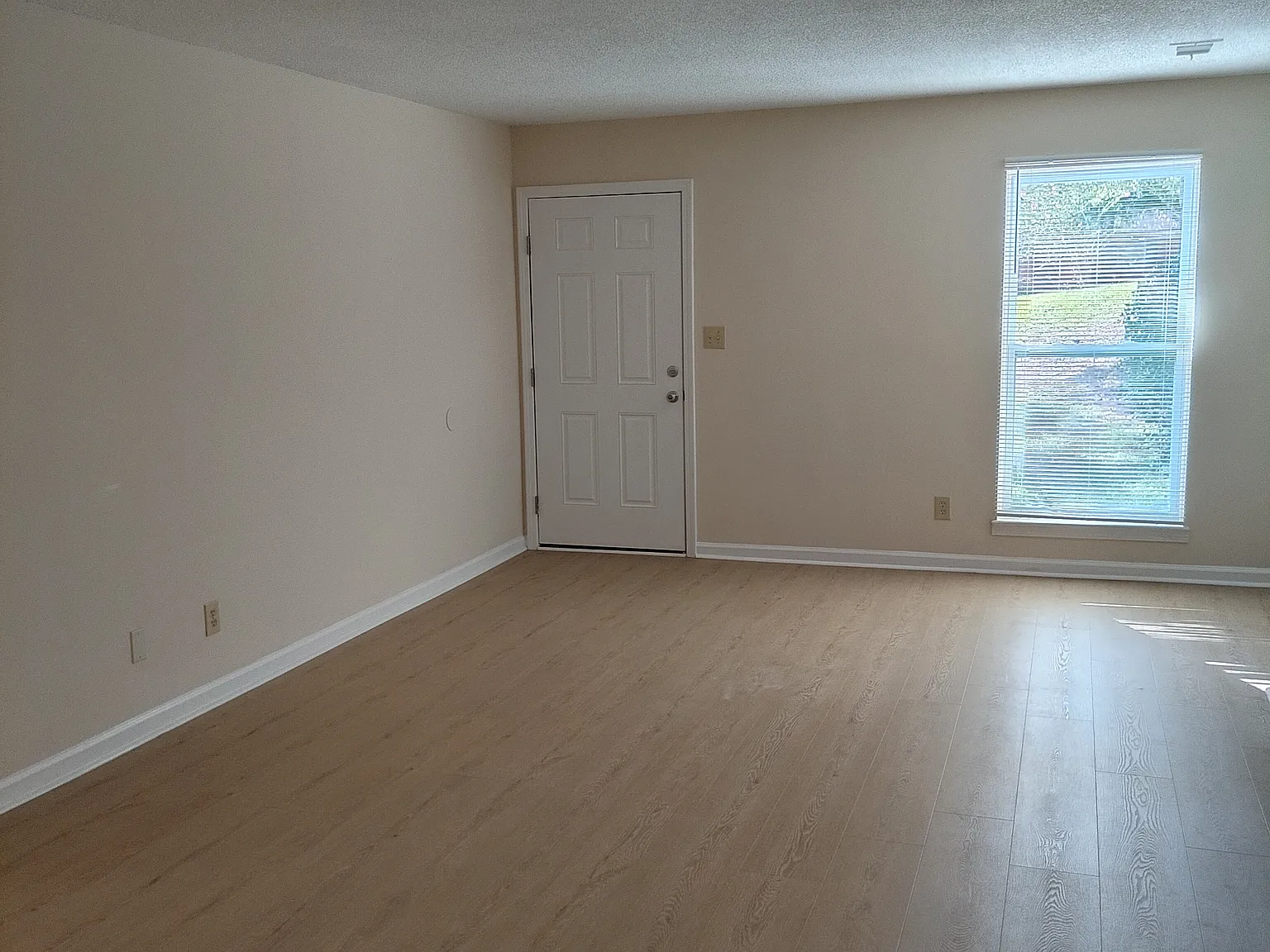 2 bed, 1100 sqft, $1,600 — Photo 2