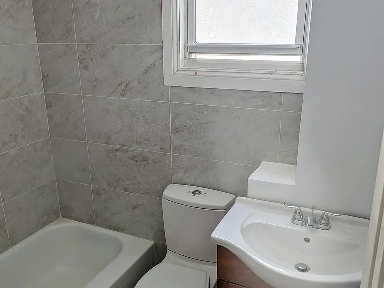 1861 Gates Ave #2R — Photo 7