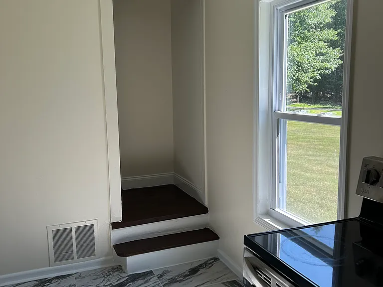 452 Southwoods Dr — Photo 3