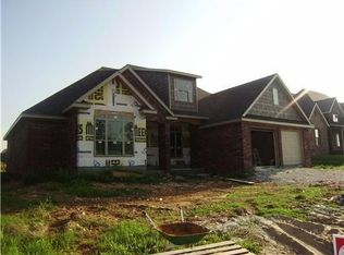4715 N Rockledge Dr, Fayetteville, AR 72764