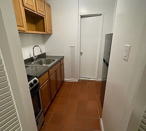 4th image of 321 E 83rd St APT 1C