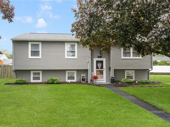 16 Westwood Dr, Warwick, RI 02889