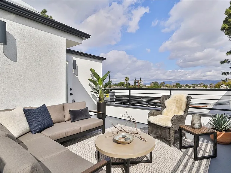 11810 Gilmore St — Photo 4