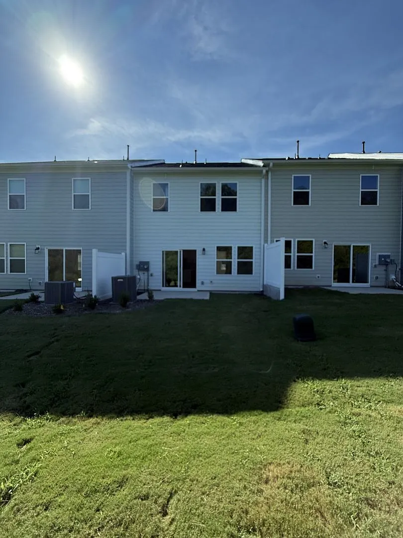 2 bd 2.5 ba townhome — Photo 4