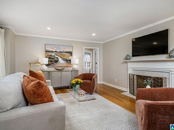 5th image of 1113 Gladstone Ave