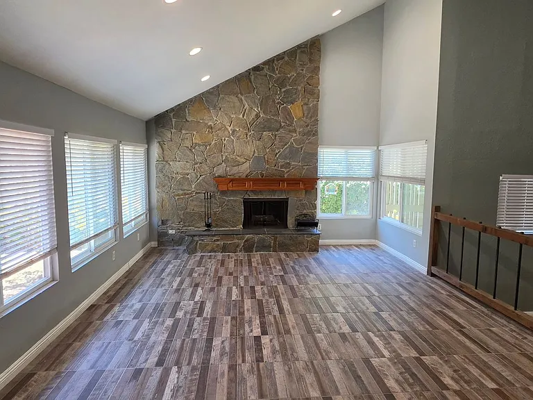 1524 Whitsett Dr — Photo 3