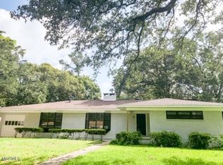 1206 Hillcrest Dr, Ocean Springs, MS 39564