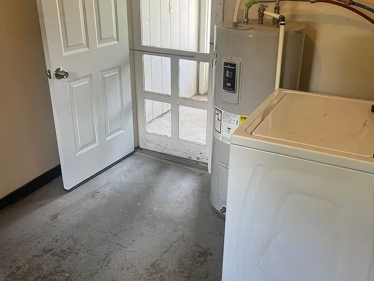 312 S Poplar St — Photo 9