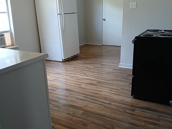 4th image of 518 E Lamar St