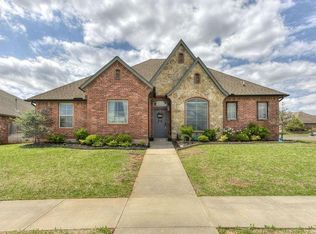 909 Lindsey Ln, Moore, OK 73160