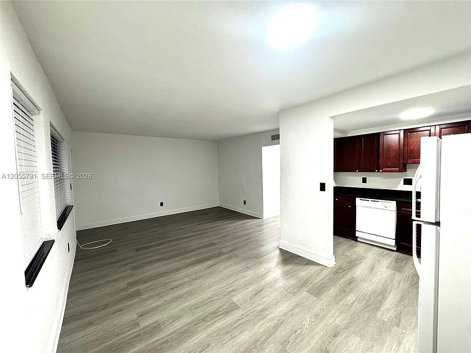 1st image of 1525 NE 135th St #3
