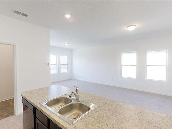 5th image of 359 Eaglecrest Dr