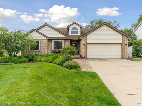 8850 Summers Ct, Utica, MI 48317