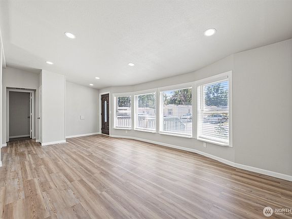 3rd image of 6750 Desert View Drive