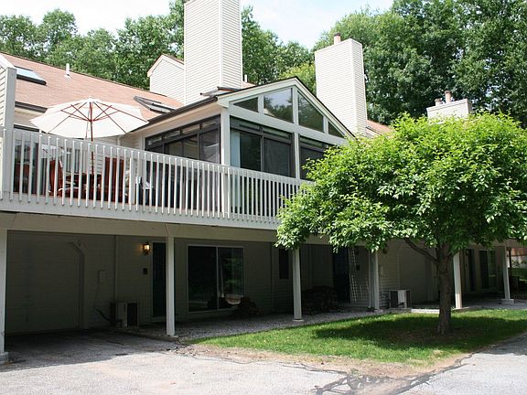 Rear yd. w/garage