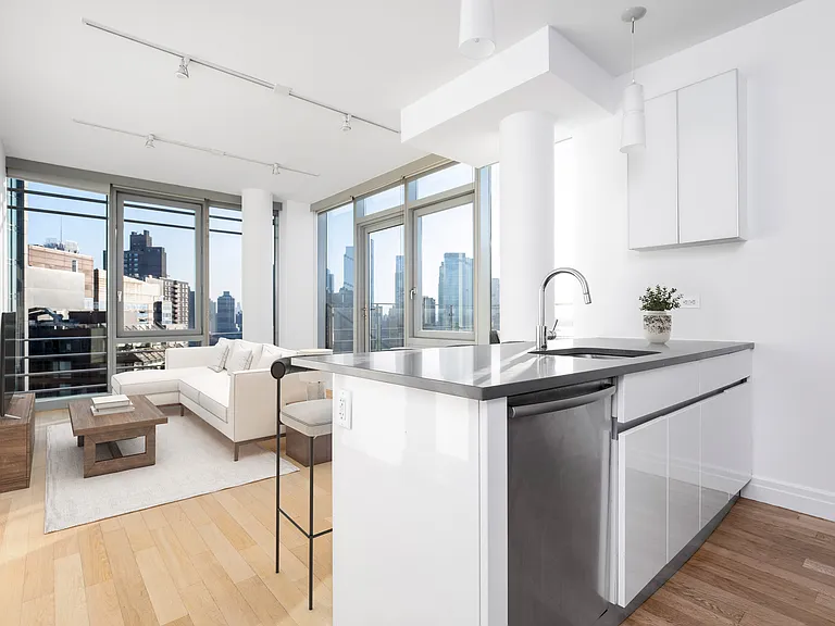 554 W 54th St #22T — Photo 5