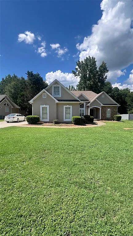 4 bed, 2.0 bath, 2100 sqft, $2,300 — Photo 1