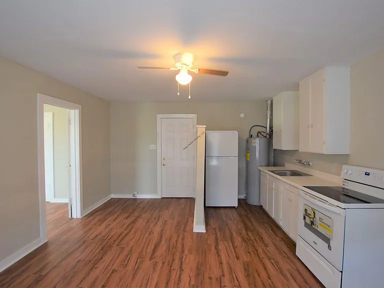 441 Clarence St — Photo 3