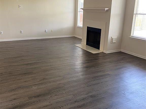 Den w/ wood-burning/gas fireplace