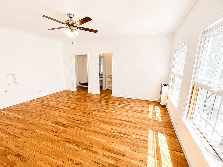 2028 N Beachwood Dr #106 — Photo 4