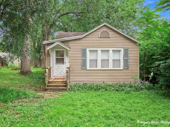 919 Monroe Ave, Wauconda, IL 60084