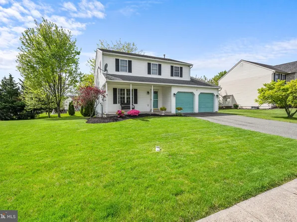 704 Meadowcrest Ln, Douglassville, PA 19518