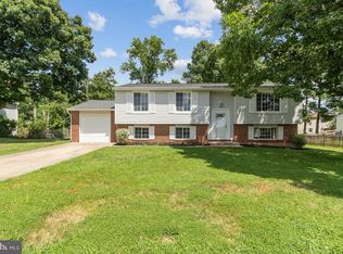 107 Forest Ridge Dr, Sterling, VA 20164