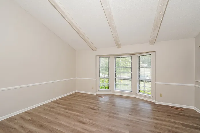 611 Ashwood Ln — Photo 3