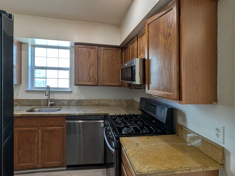 1023 Ross St — Photo 5