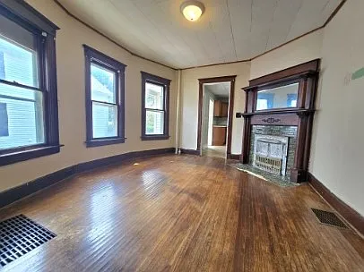 2 bed, 1.0 bath, 1924 sqft, $1,450 — Photo 2