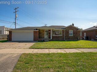 21258 Bon Brae St, Saint Clair Shores, MI 48081