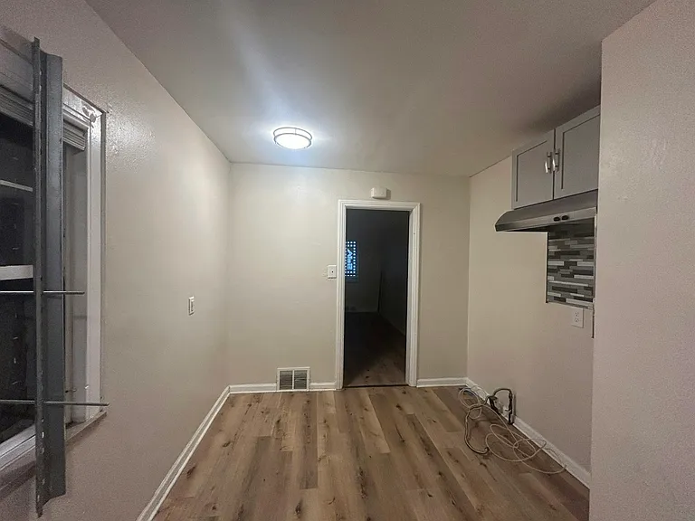 5070 Lafontaine St — Photo 5