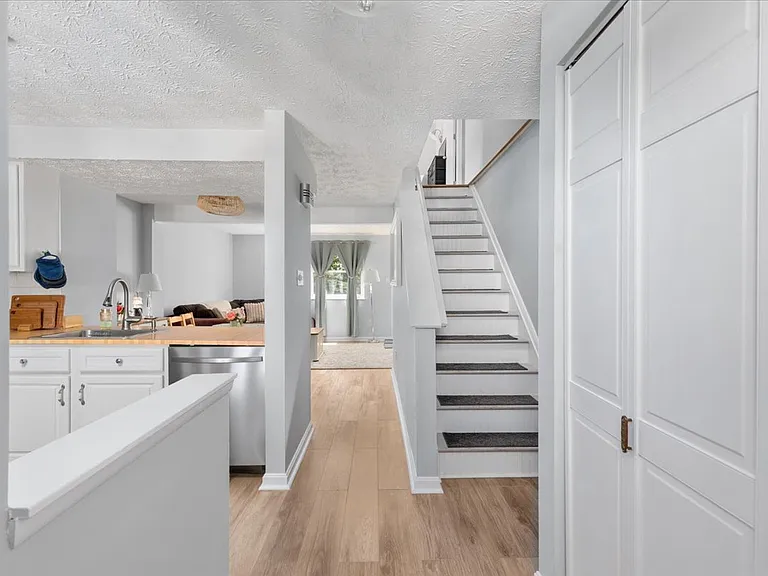 8307 Crestmont Cir — Photo 2