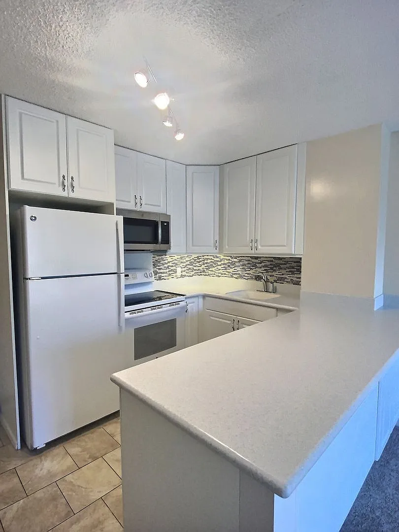 Building Photo - 1050 Kinau St #604