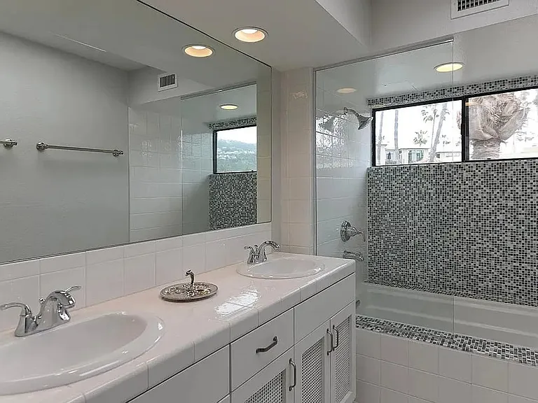 8132 Camino Del Sol #F — Photo 15