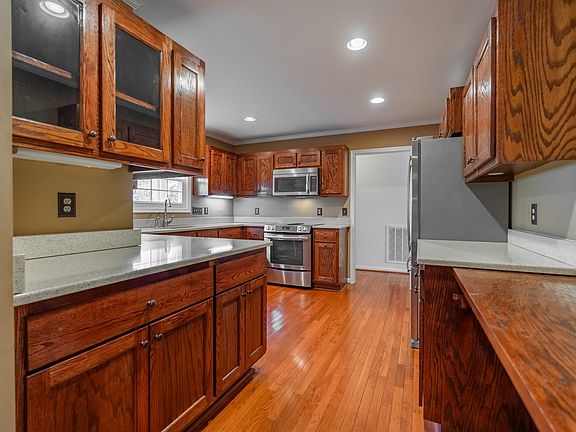 2nd image of 8 Woodtrace Cir