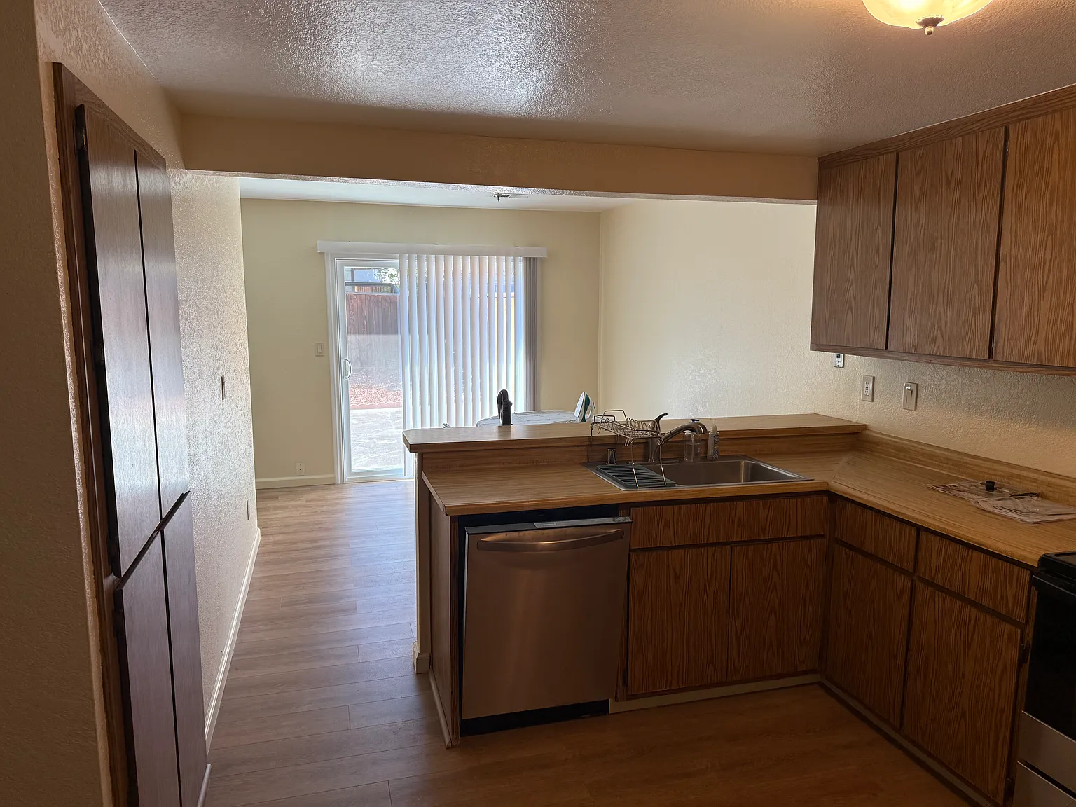 3 bed, 2.5 bath, 1423 sqft, $4,000 — Photo 3