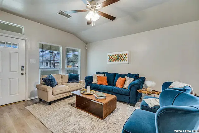 3 bed, 2.0 bath, 1192 sqft, $2,200 — Photo 3