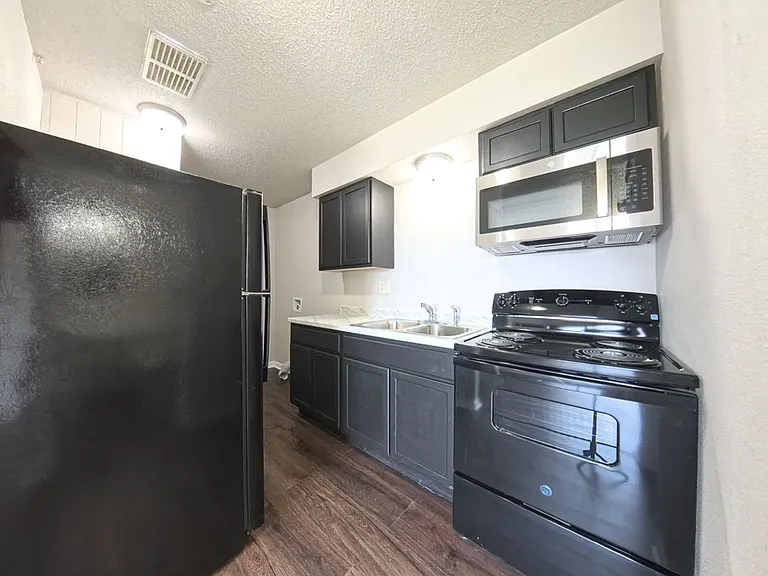 1131 Marsh Ave — Photo 6
