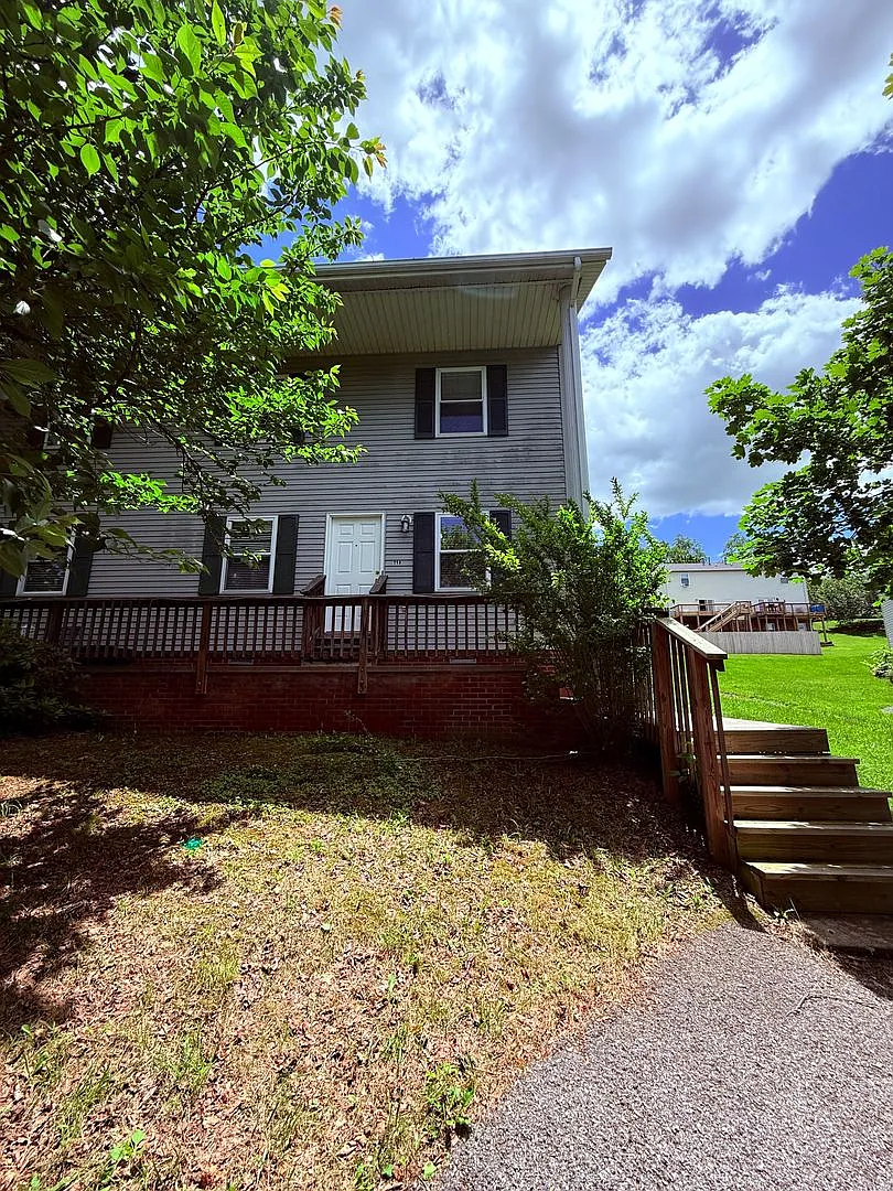 3 Bedroom, 2.5 Bath Townhouse — Photo 1
