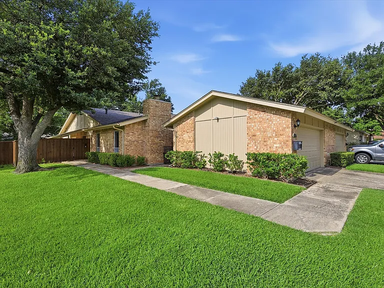 826 Shady Glen Ln — Photo 11
