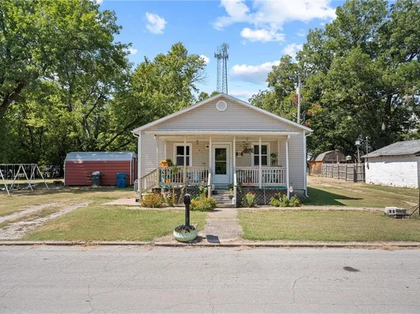 808 Sycamore St, Coffeyville, KS 67337