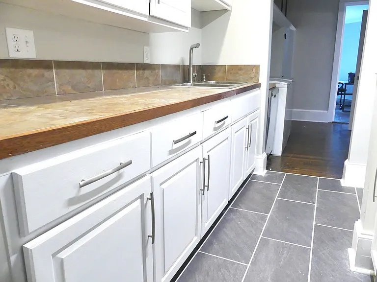 609 E State St — Photo 24