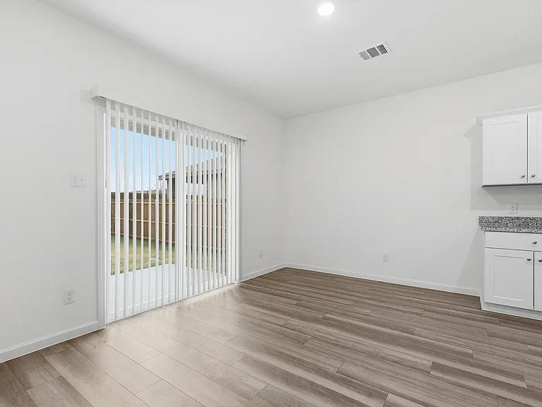 2106 Meadow Park Dr — Photo 10