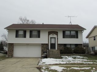 633 Arnold Ave, Streamwood, IL 60107